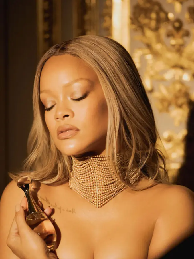 Tampilan Stunning Rihanna Jadi Wajah Baru Parfum J'Adore Dior, Terlihat Mahal Bak Dewi Yunani