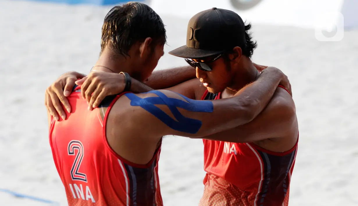 Pevoli pantai Indonesia, Ade Chandra dan Muhammad Ashfiya, bersiap melawan Thailand pada laga final voli pantai beregu putra SEA Games di Subic Court Tennis, Filipina, Jumat (6/12/2019). Indonesia berhasil meraih emas. (Bola.com/M Iqbal Ichsan)