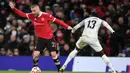 Luke Shaw. Serupa dengan Aaron Wan-Bissaka, Luke Shaw yang tampil sebagai starter dan digantikan Teden Mengi pada menit ke-61 juga dinilai tidak tampil maksimal. Ia yang beroperasi di sektor bek kiri lebih fokus bertahan dan kurang berkontribusi membantu sektor penyerangan. (AFP/Paul Ellis)