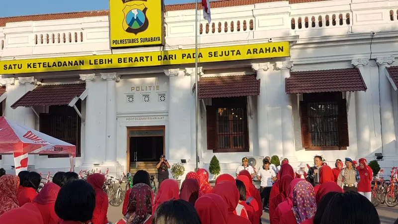 Polwan Surabaya Sapa Pagi dari Museum Hidup Hoofdbureau 