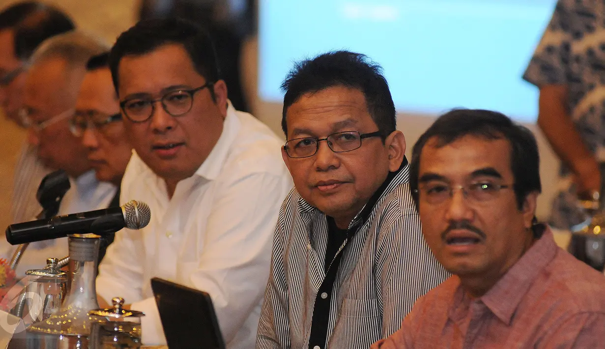 Ketua Komite Ekonomi dan Industri Nasional (KEIN), Soetrisno Bachir (kedua kanan) menyimak pertanyaan usai menjadi pembicara pada Workshop Media di Bogor, Sabtu (13/8/2016). Workshop mensosialisasikan fokus tugas KEIN. (Liputan6.com/Helmi Fithriansyah)