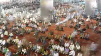 Umat muslim menunggu dimulainya salat Jumat pertama pada bulan Ramadan 1439 H di Masjid Istiqlal, Jakarta, Jumat (18/5). Masjid Istiqlal selalu dipenuhi jamaah pada Shalat Jumat ketika bulan suci Ramadan. (Liputan6.com/Immanuel Antonius)