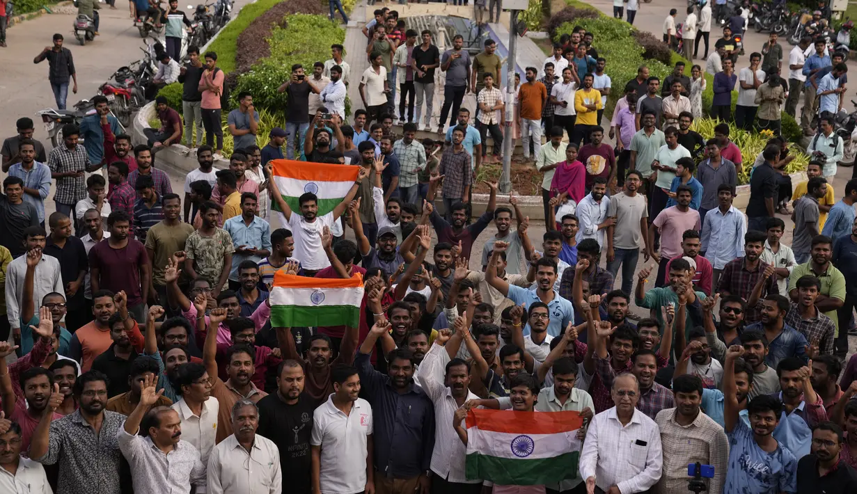 Kepala Organisasi Penelitian Ruang Angkasa India (ISRO) Sreedhara Panicker Somanath mengatakan, keberhasilan pendaratan “bukanlah pekerjaan kami sendiri, ini adalah pekerjaan generasi ilmuwan ISRO”. (AP Photo/Mahesh Kumar A.)