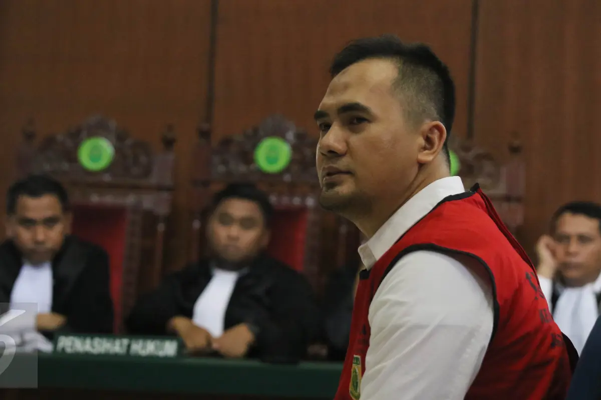 20160614-Saipul Jamil Hanya Senyum saat Divonis 3 Tahun Penjara