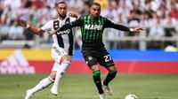 Barcelona santer disebut tengah berupaya mendatangkan penyerang Sassuolo, Kevin-Prince Boateng (kanan), pada bursa transfer Januari 2019. (AFP/Marco Bertorello)