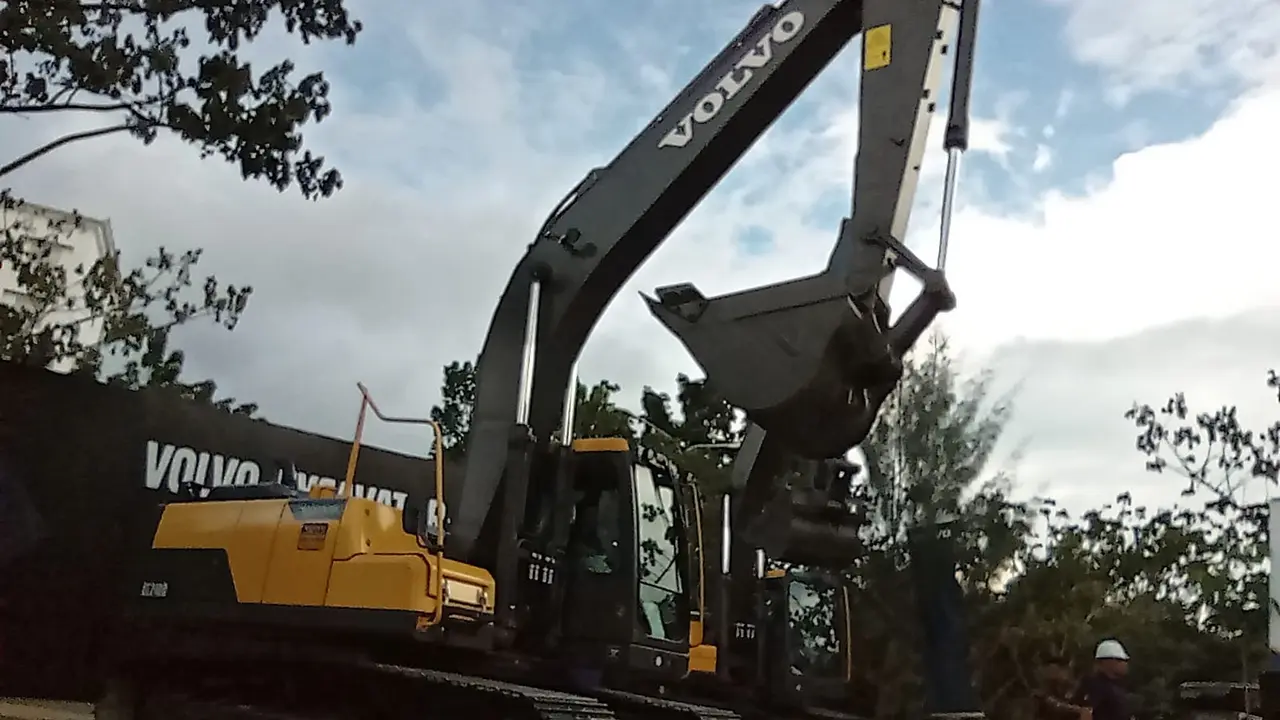 Peluncuran alat berat terbaru Volvo di Kendari Sulawesi Tenggara.(Liputan6,com/Ahmad Akbar Fua)