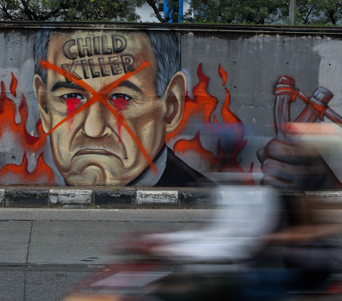 Sebuah mural dukungan untuk Palestina tampak menampilkan wajah Perdana Menteri Israel, Benjamin Netanyahu di sebuah tembok di kawasan Tanjung Barat, Jakarta, Sabtu (1/6/2024). Selain sebagai bentuk dukungan terhadap Palestina, mural ini juga menjadi wujud