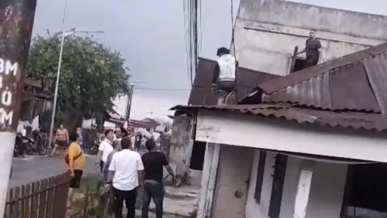 Aksi 'Spiderman' Gadungan Berakhir! Maling Rumah Kosong Ditangkap Dramatis di Atap