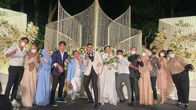 6 Potret Resepsi Pernikahan Ali Syakieb dan Margien Wieheerm, Tampil Bak Raja dan Ratu