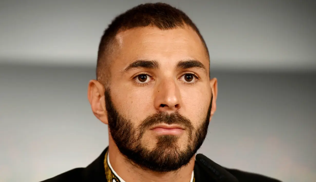 Striker Real Madrid, Karim Benzema, saat jumpa pers di Santiago Barnabeu, Madrid, Kamis, (22/9/2017). Karim Benzema resmi memperpanjang masa bakti bersama Los Blancos hingga Juni 2021. (AFP/Gabriel Bouys)