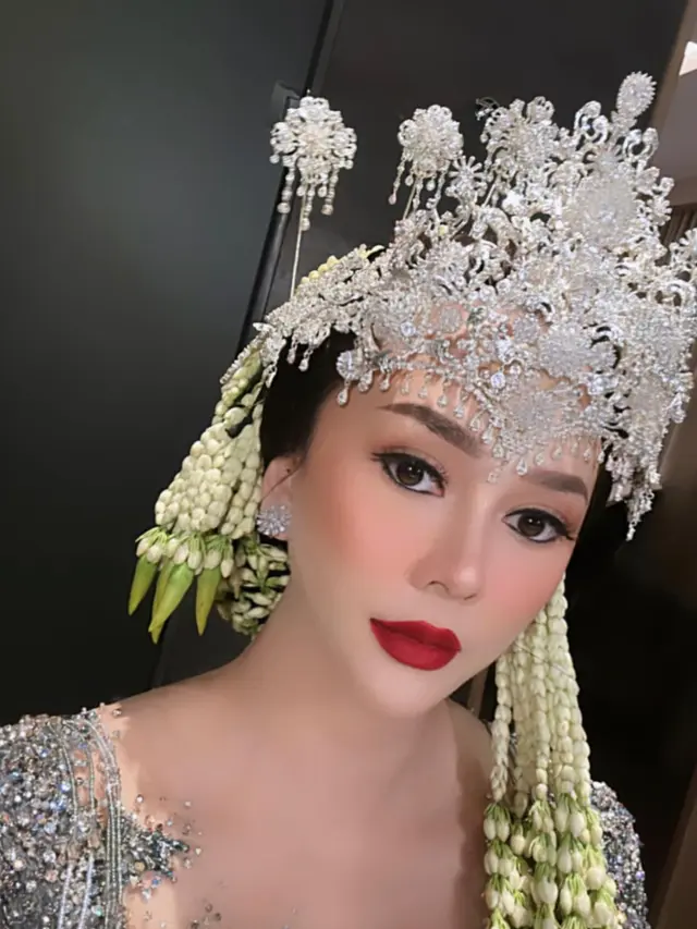 7 Potret Aura Kasih Pakai Busana Pengantin Ini Tampil Curi Perhatian