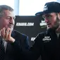 Atlet MMA Khabib Nurmagomedov (kanan) dan sang ayah Abdulmanap Nurmagomedov. (AFP/Kirill Kudryavtsev)