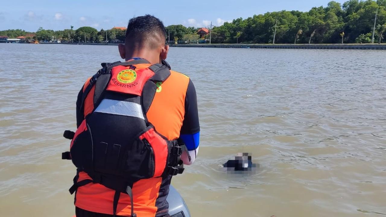 Tim SAR gabungan saat melakukan evakuasi jenazah Banjir Bali, Kamis (11/9)