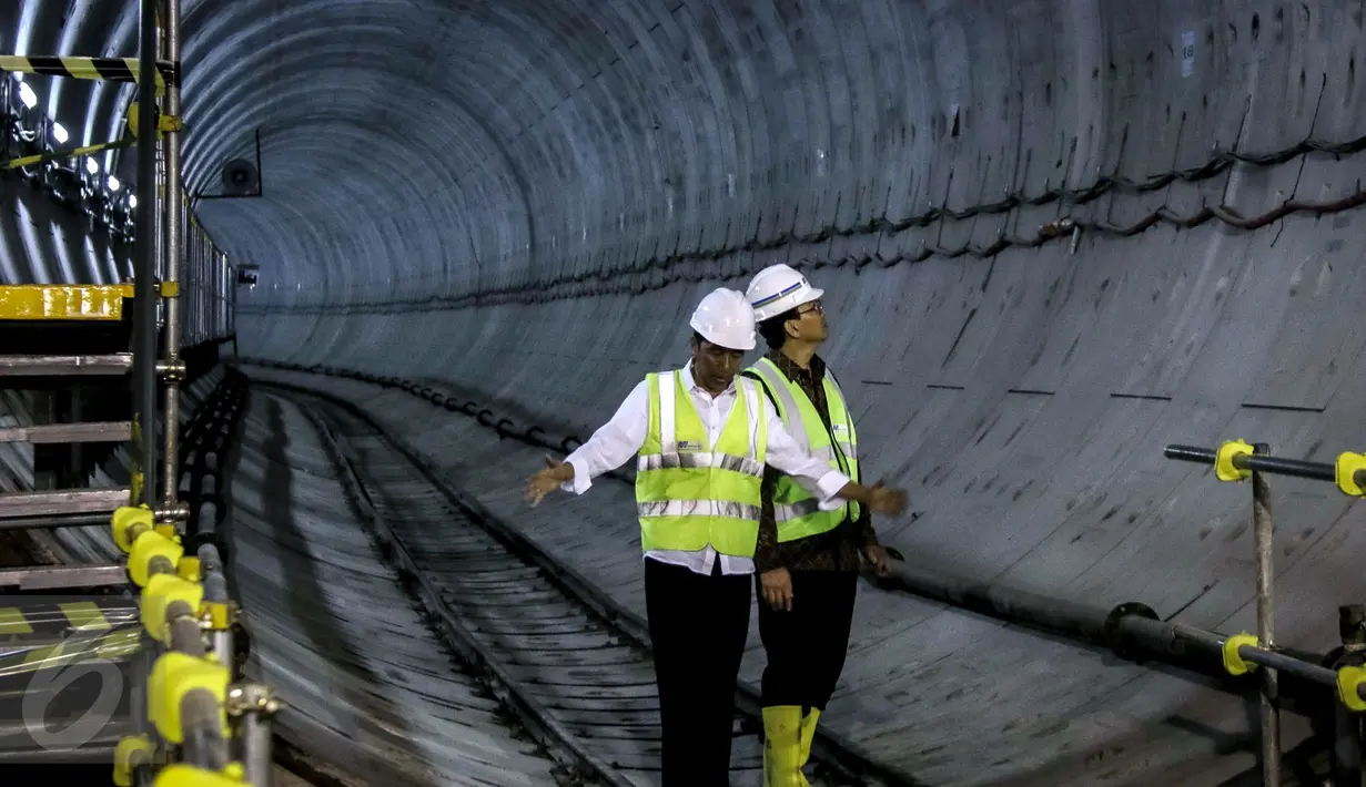 Presiden Jokowi dan Gubernur DKI Jakarta Basuki Tjahaja Purnama mengamati proyek mass rapid transit (MRT) di Stasiun Dukuh Atas, Jakarta, Jumat (30/9). Pemerintah menargetkan MRT selesai 2018 atau saat perhelatan Asian Games. (Liputan6.com/Faizal Fanani)