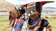 Para perempuan dalam balutan pakaian tradisional Burang terlihat di Wilayah Burang, Prefektur Ali, Daerah Otonom Tibet, China pada 28 Juli 2020. Pakaian tradisional Burang, yang dihiasi dengan emas, perak, mutiara serta perhiasan lainnya, memiliki sejarah lebih dari 1.000 tahun. (Xinhua/Zhan Yan)