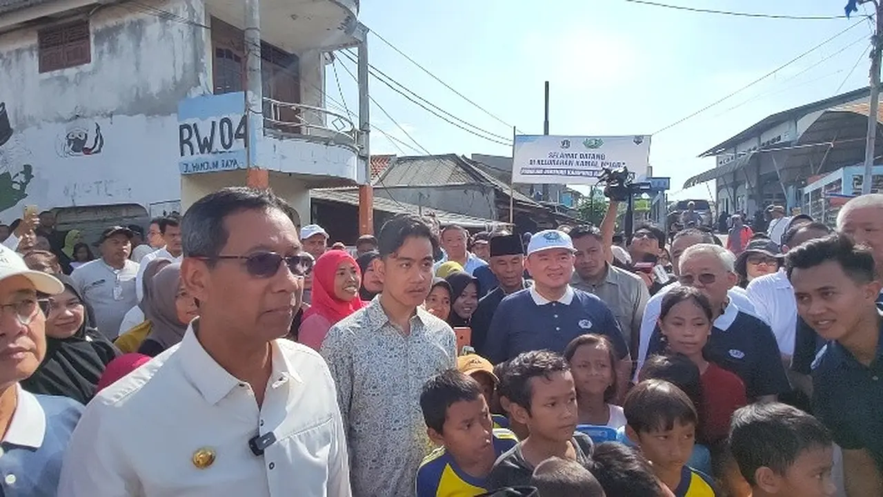 Heru Budi Didampingi Gibran Tinjau Kali Semongol, Bagi Susu hingga Sembako
