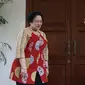 Ketua Umum Partai Gerindra, Prabowo Subianto (kanan) memberi hormat pada Ketua Umum PDIP, Megawati Soekarnoputri usai memberi keterangan terkait pertemuan dan makan siang bersama di kediaman Megawati di Jalan Teuku Umar, Jakarta, Rabu (24/7/2019). (Liputan6.com/Helmi Fithriansyah)