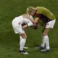 Pemain Timnas Wanita Inggris saling menghibur usai menelan kekalahan 1-2 dari AS di semifinal Piala Dunia Wanita 2019 (Jean-Philippe Ksiazek / AFP)