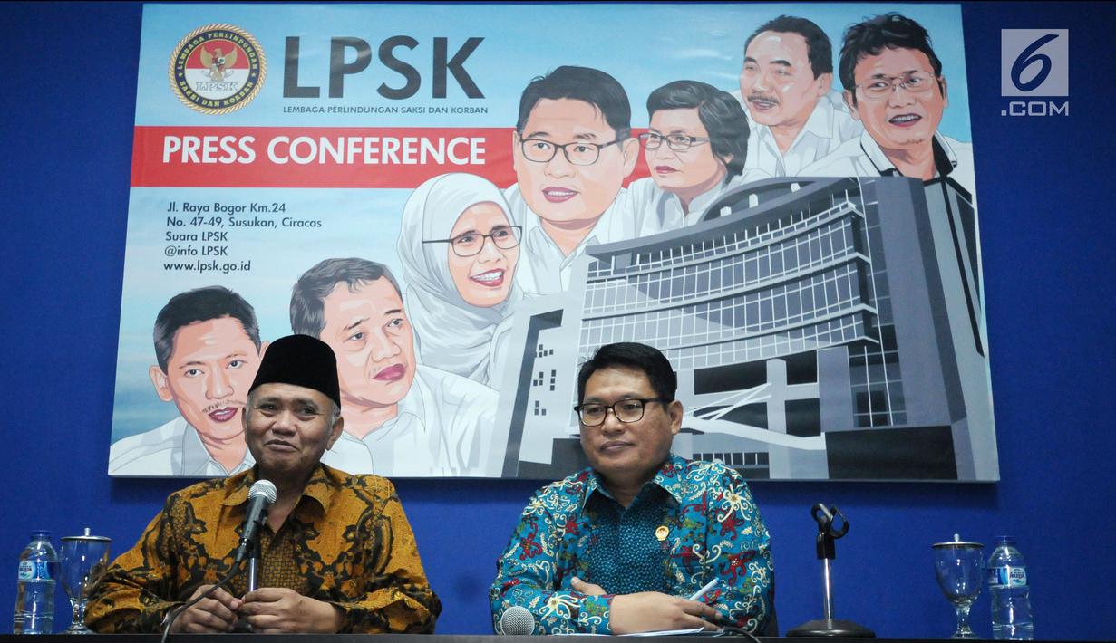 Ketua KPK Agus Rahardjo (kiri) memberi keterangan bersama Ketua LPSK Abdul Haris Semendawai, Jakarta, Selasa (17/4). Melalui nota kesepahaman, LPSK dan KPK memperbarui kerja sama perlindungan saksi tindak pidana korupsi. (Liputan6.com/Helmi Fithriansyah)