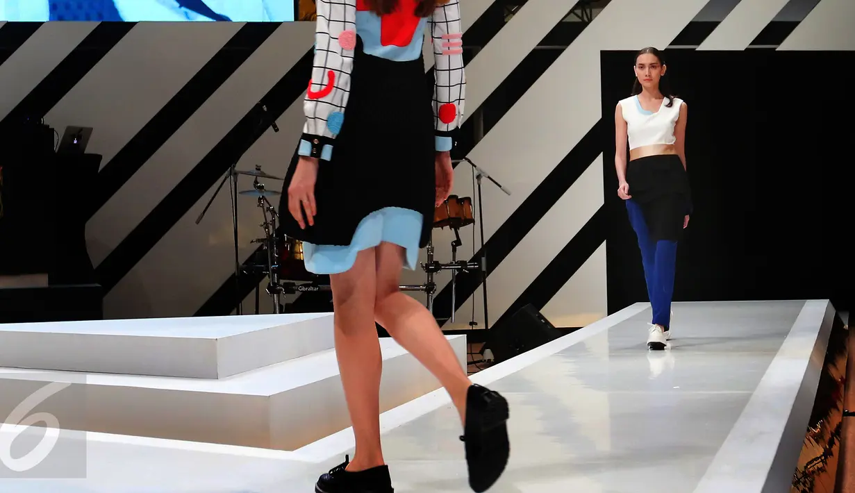 Model membawakan busana koleksi Rinda Salmun saat penutup Fashion Nation Tenth Edition (FNX) di Senayan City, Jakarta, (23/4).koleksi busana nuansa girly dengan warna-warna ceria seperti peach, pink, biru, dan hitam . (Liputan6.com/Angga Yuniar)
