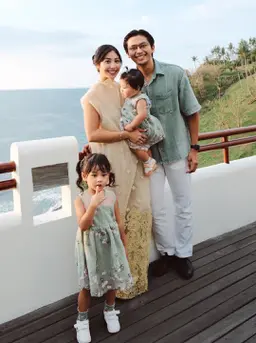 Gaya Winona selalu terasa effortless, namun tetap meninggalkan kesan elegan dan trendi. Inilah rangkuman momen terbaik Winona yang bisa menjadi inspirasi fashion bagi para ibu muda modern. [@winonawilly].