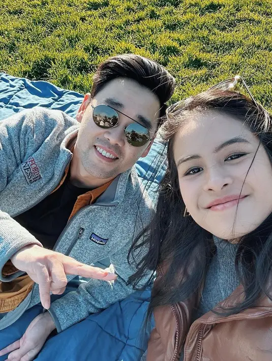 Jesse Choi juga tampil minimal dengan tiga potong pakaian seperti kemeja, jacket, dan sweater. [@maudyayunda]