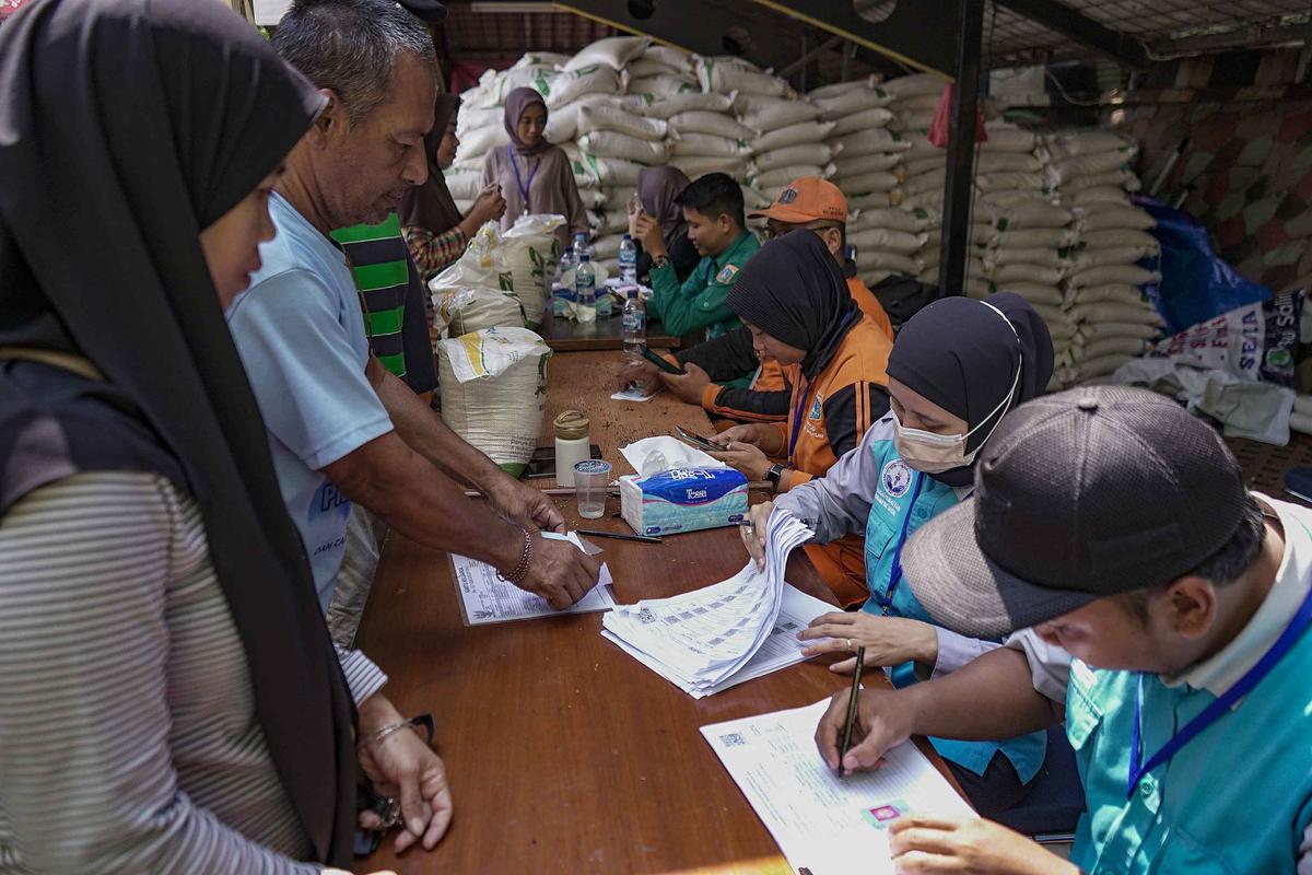 FOTO: 20 Kg Beras untuk Warga Rentan, Pemerintah Gulirkan Bansos Pangan