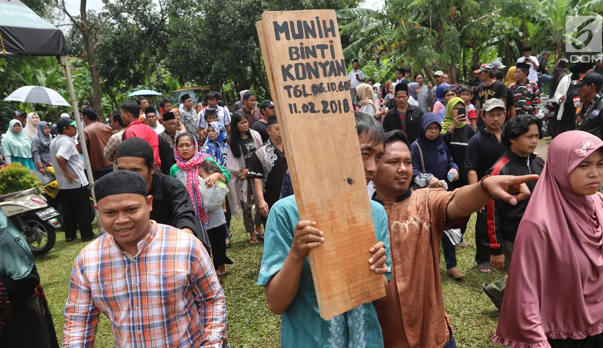 Warga membawa papan nama saat pemakaman korban kecelakaan Tanjakan Emen di Tempat Pemakaman Umum (TPU) Legoso, Tangerang Selatan, Banten, Minggu (11/2). Pengurusan jenazah dilakukan di RSUD Tangsel. (Liputan6.com/JohanTallo)
