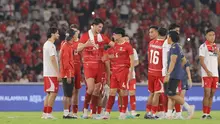 Mathew Baker (nomor 4) mendapatkan pelukan hangat dari sejumlah pemain Timnas Indonesia setelah menyanyikan lagu Tanah Airku pascalaga kontra Oman di Stadion Gelora Bung Karno (SUGBK), Jumat (5/6/2026) malam WIB. (Bola.com/Bagaskara Lazuardi)