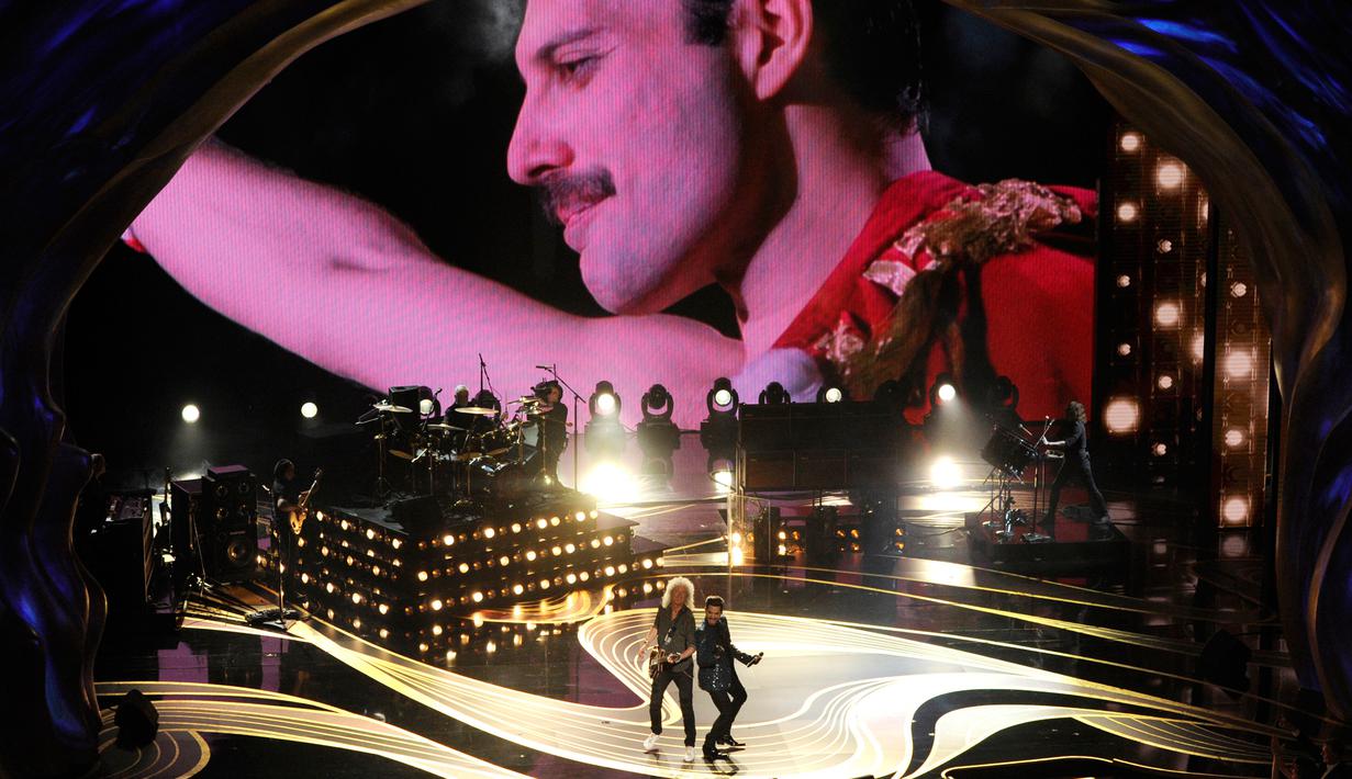 Layar menampilkan gambar Freddie Mercury mengiringi band Queen dan Adam Lambert yang membuka perhelatan Oscar 2019 di Dolby Theatre, Los Angeles, Minggu (24/2). Queen menghentak panggung Oscar 2019 lewat lagu We Will Rock You. (Chris Pizzello/Invision/AP)