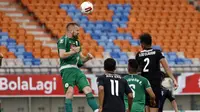 Gelandang PS Sleman, Maslac Mario (kiri) mennghalau bola di udara dalam laga matchday ke-3 Grup C Piala Menpora 2021 di Stadion Si Jalak Harupat, Bandung, Kamis (1/4/2021). PS Sleman menang 1-0 atas Persik. (Bola.com/Ikhwan Yanuar)