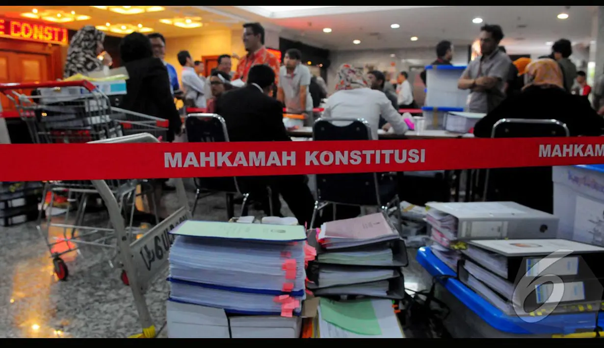 Barang bukti tim Prabowo-Hatta itu sebetulnya sudah mulai diserahkan sejak mereka mengajukan gugatan ke MK, namun barang bukti itu disampaikan secara berkala hingga hari ini, Jakarta, Senin (11/8/2014) (Liputan6.com/Andrian M Tunay) 