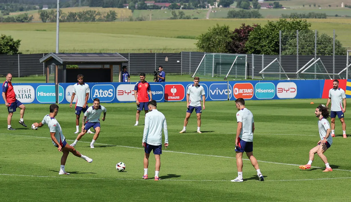 Saat ini, Spanyol masih menempati peringkat pertama klasemen sementara Grup B Euro 2024. (LLUIS GENE / AFP)