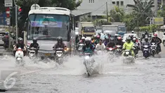 Sejumlah kendaraan menerobos banjir yang merendam Jalan Panjang, Jakarta Barat, Jumat (26/2). Hujan yang mengguyur wilayah Jakarta membuat sejumlah titik terendam banjir dengan ketinggian sekitar 20 cm hingga 1 meter. (Liputan6.com/ Immanuel Antonius)