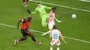 <p>Benar saja, Romelu Lukaku beberapa kali berhasil menjadi momok menakutkan di kotak penalti Kroasia. (AP/Ebrahim Noroozi)</p>