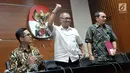 Ketua KPK Agus Rahardjo mengepalkan tangan saat memberikan keterangan pers terkait penetapan Ketua DPR RI Setya Novanto sebagai tersangka di Gedung KPK Jakarta, Senin (17/7). (Liputan6.com/Helmi Afandi)