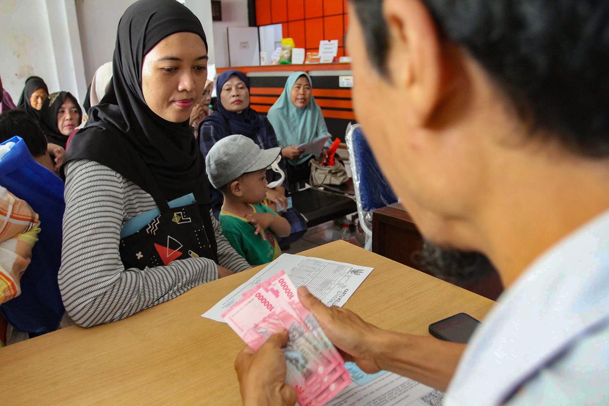 FOTO: Warga Antre Memadati Kantor Pos untuk Mengambil BLT Kesra 2025