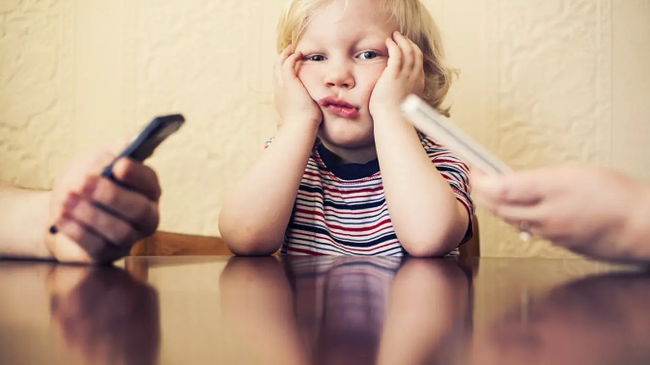 Orangtua Masa Kini Lebih Sering Perhatikan Gadget Dibanding Anak 