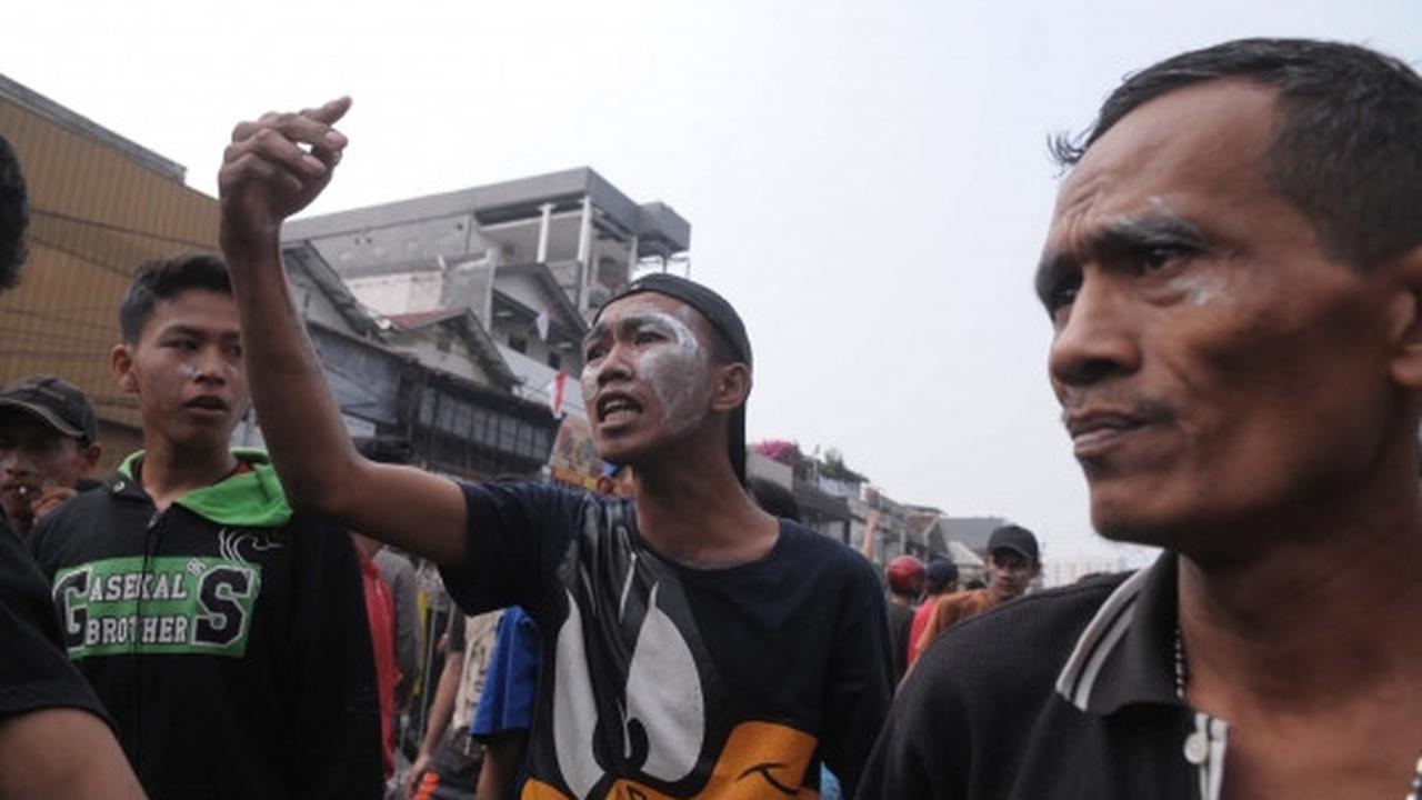 Tolak penggusuran, ratusan warga Kampung Pulo hadang Satpol PP