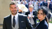 Senyum mantan pemain sepak bola Inggris, David Beckham dan sang istri Victoria Beckham saat menghadiri pernikahan Pangeran Harry dan Meghan Markle di St. George's Chapel, Kastil Windsor, Inggris, Sabtu (19/5). (IAN WEST/POOL/AFP)