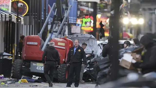 Petugas keamanan menyelidiki lokasi kejadian di Bourbon Street setelah sebuah kendaraan menabrak kerumunan di Canal dan Bourbon Street di New Orleans, Amerika Serikat, pada Rabu (1/1/2025).