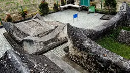Sejumlah makam terlihat di kompleks pemakaman Raja Bulonggodu atau Blongkod di Desa Dunggala, Tapa, Bone Bolango, Gorontalo, Sabtu (18/5/2019). Makam Raja Bulonggodu membujur dari timur ke barat, bukan sebagaimana arah hadap makam-makam orang yang sudah memeluk Islam. (Liputan6.com/Arfandi Ibrahim)