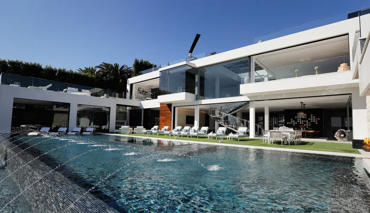 Suasana kolam renang di rumah mewah di kawasan Bel-Air, Los Angeles,AS (26/1). Rumah seharga 20 juta dolar Amerika atau 3,33 triliun rupiah ini merupakan rumah termahal yang terdaftar di Amerika Serikat. (AP/Jae C. Hong)