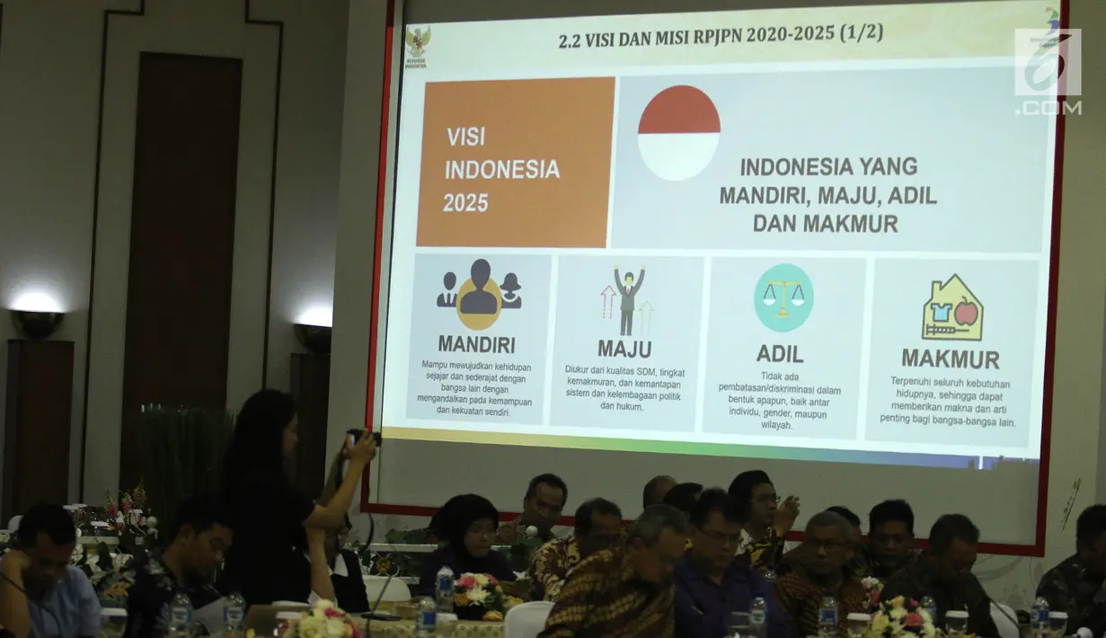 Peserta memperhatikan paparan saat Penyampaian Rancangan Teknokratik RPJMN 2020-2025 di Gedung KPU, Jakarta, Selasa (25/9). Visi RPJMN 2020-2025 menciptakan Indonesia yang mandiri, maju, adil dan makmur. (Liputan6.com/Herman Zakharia)