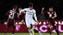 Gelandang AC Milan, Lucas Paqueta membawa bola dari kawalan tiga pemain Torino pada pertandingan Serie A Italia di stadion Grande Torino di Turin pada 28 April 2019. (AFP/Marco Bertorello)