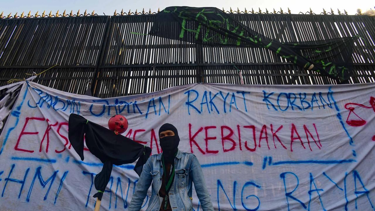 FOTO: Ratusan Mahasiswa Gelar Aksi di DPR Soroti Kebijakan Pemerintah