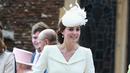 Kate Middleton mendorong putrinya, Putri Charlotte usai pembaptisan di Gereja Magdalena Mary St di Sandringham, Inggris, pada tanggal 5 Juli 2015. (AFP Photo / Chris Jackson)