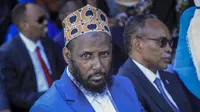 Mantan wakil pemimpin kelompok ekstremis Al-Shabab, Mukhtar Robow, diangkat menjadi menteri urusan agama, di ibu kota Mogadishu, Somalia Selasa, 2 Agustus 2022. (AP Photo/Farah Abdi Warsameh)