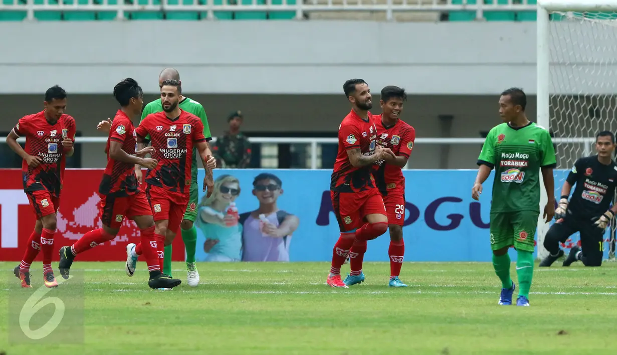 Pemain Persiba merayakan gol yang dicetak Marlon Da Silva de Moura (tengah) saat laga melawan PS TNI di lanjutan Liga 1 Indonesia di Stadion Pakansari, Kab Bogor, Jumat (5/5). Laga kedua tim berakhir imbang 1-1. (Liputan6.com/Helmi Fithriansyah)