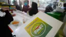 Pengunjung tuna netra berada di Warteg FAST, Graha Raya Bintaro, Tangerang Selatan, Banten, Kamis (3/12/2020). Warteg FIST setiap hari membagikan makan gratis bagi penyandang Disabilitas, Tuna Netra serta Ibu Hamil yang datang kewarung. (merdeka.com/Dwi Narwoko)